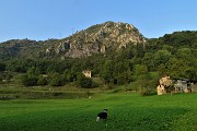 78 Grande bella radura prativa con vista sulla cima rocciosa del Pizzo di Spino versante sud
